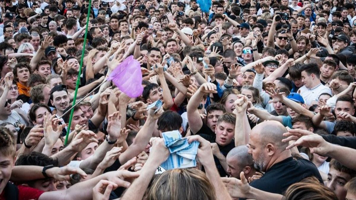A budapesti Deák téren ingyen ezresekért taposták egymást a tinik, moccanni sem lehetett