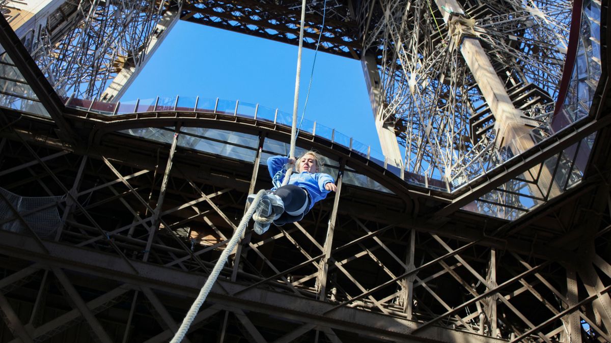 Hihetetlen kötélmászási kísérlet az Eiffel-tornyon
