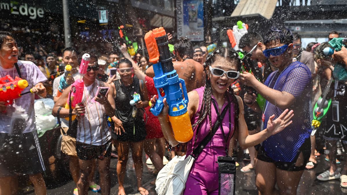 A Songkran, az őrült vízipisztolyos fesztivál Bangkok utcáin