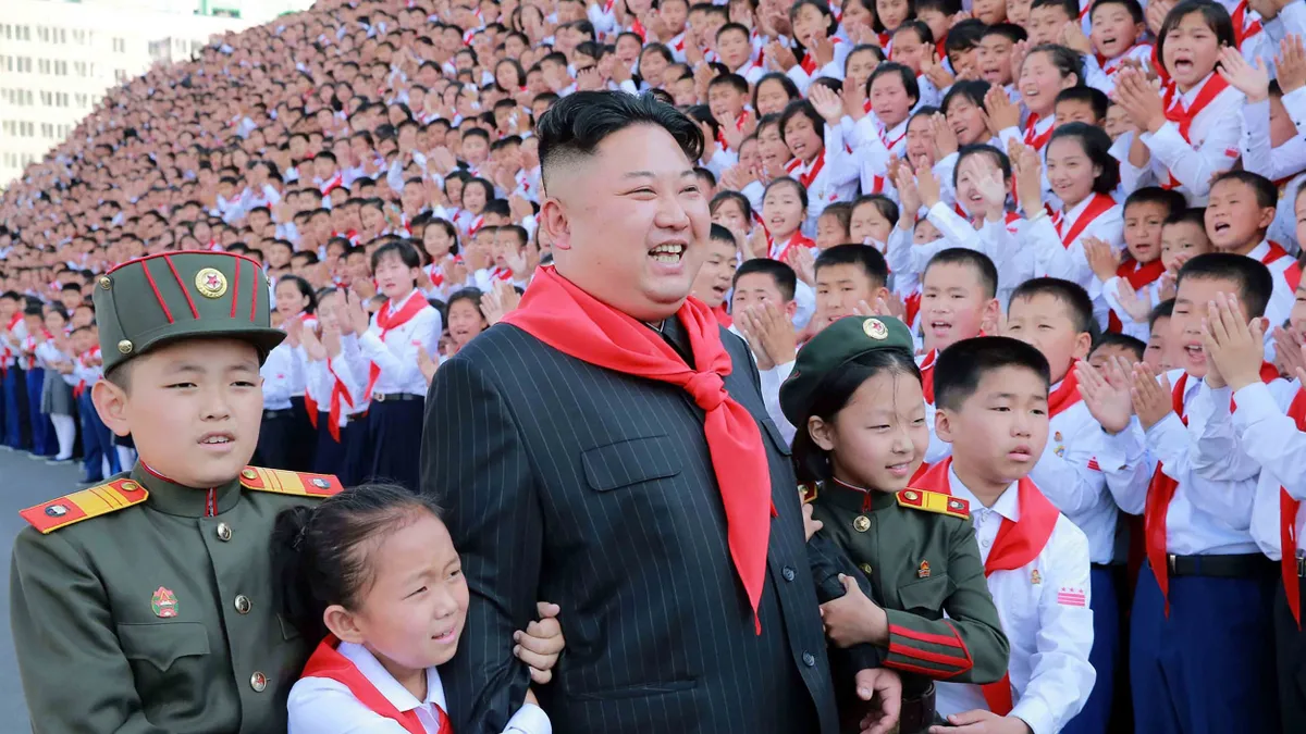 Ha ebbe belehallgat, biztosan egész nap nem tudja majd kiverni a fejéből - dicsőítő éneket kapott az észak-koreai diktátor - videó
