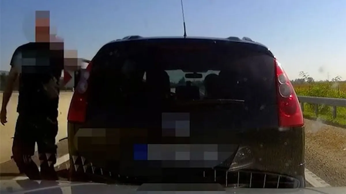 Gyerekeivel a kocsiban büntetőfékezett az M85-ösön, a másik autóban egy terhes nő is ült - videó