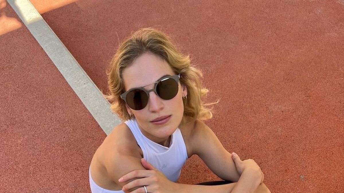Csodálatos helyen, a pálmafák alatt vetkőzött bikinire a  Next Top Model Hungary zsűritagja - kép