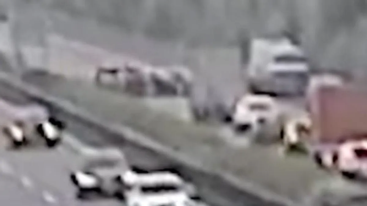 Előzni kezdett egy kamion az M1-esen, több autó is összeütközött mögötte - videó