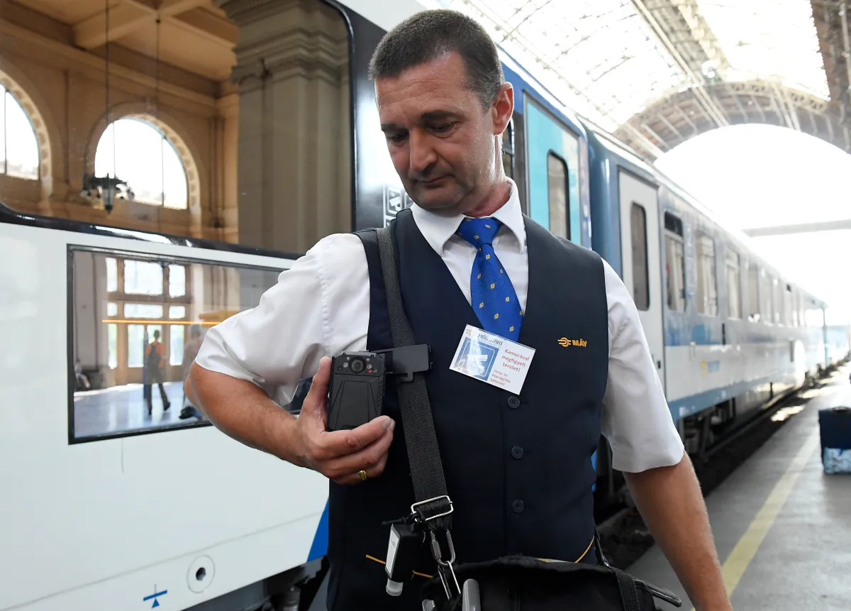 Jegyekezelő testkamerával: hiába a rögzített felvétel, egyre több kalauzt ér támadás a MÁV járatain