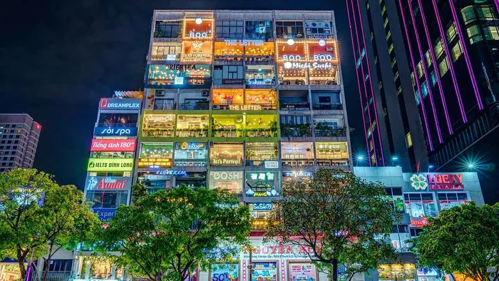 Vibráló fények, villogó neonfényben úszik a szokatlan vietnámi épület