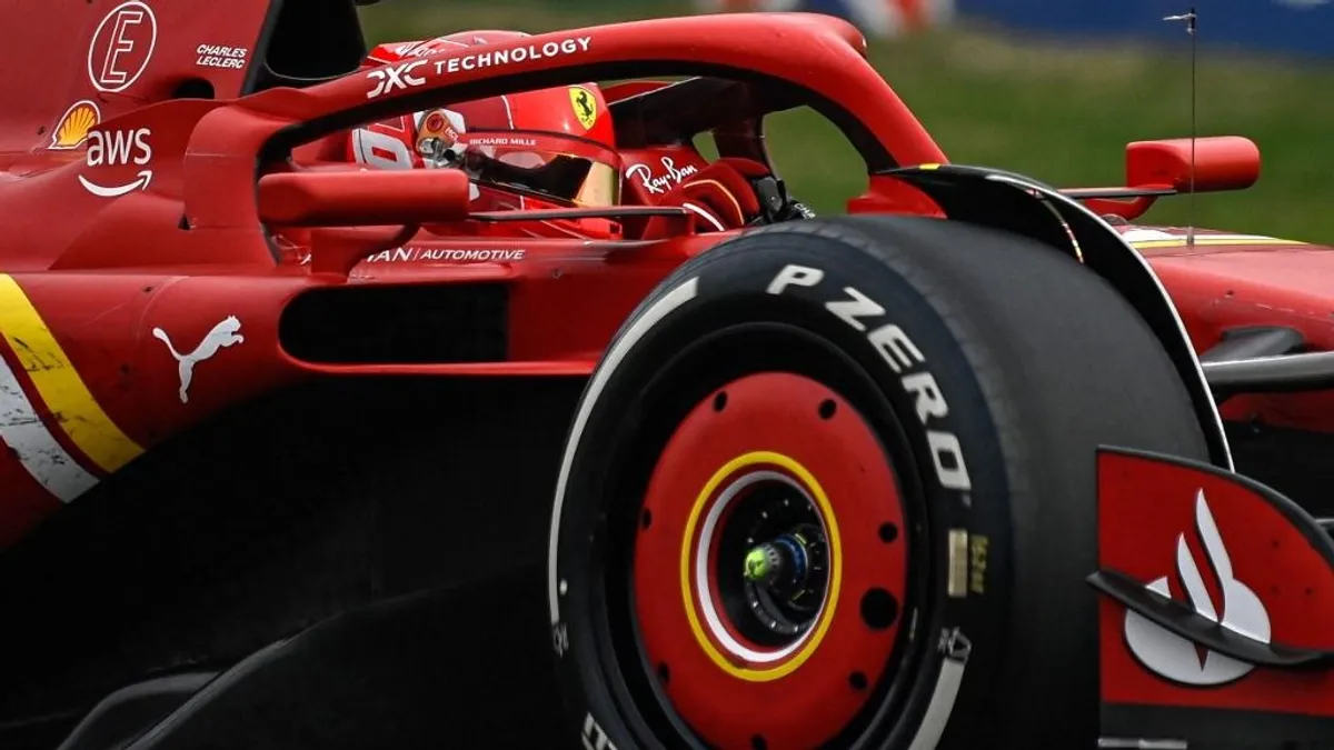 Lehullt a lepel a Ferrari kék Forma-1-es autójáról - képek
