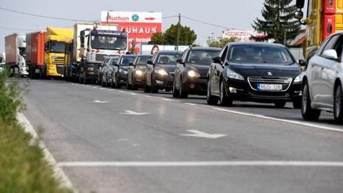 Óriási a dugó az M0-son a Hárosi Duna-hídnál