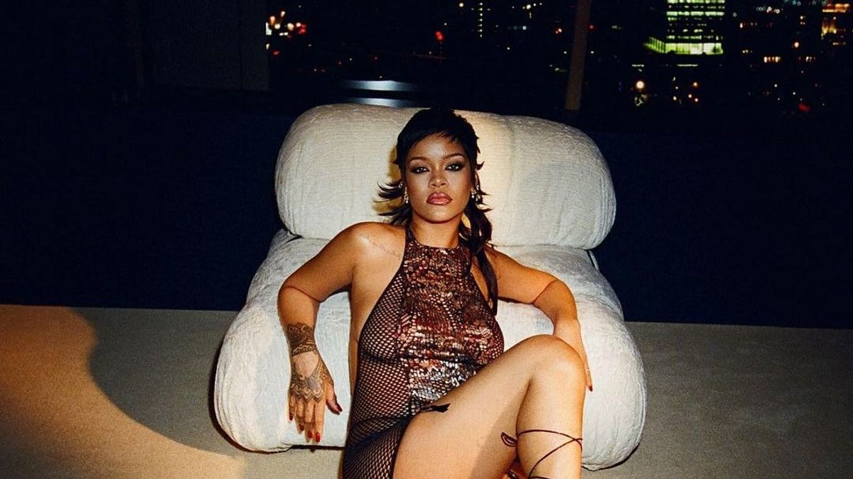 Idegesek a rajongói a hatalmas melleit mutogató Rihanna videója miatt