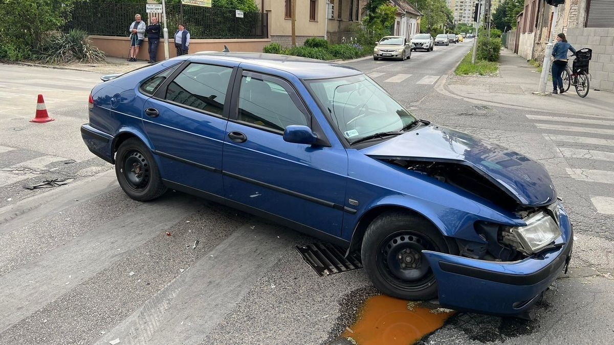 Súlyos baleset történt Budapesten, rohantak menteni a felborult kocsit