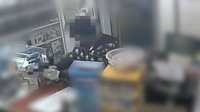 Megrázó felvétel: fegyvert fogott az eladóra a maszkos támadó Szegeden - videó
