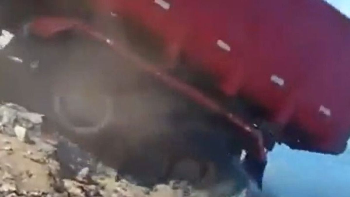 Tolatni kezdett a teherautó a víz felé, ami ezután történt, annak oka talán örök rejtély marad - videó