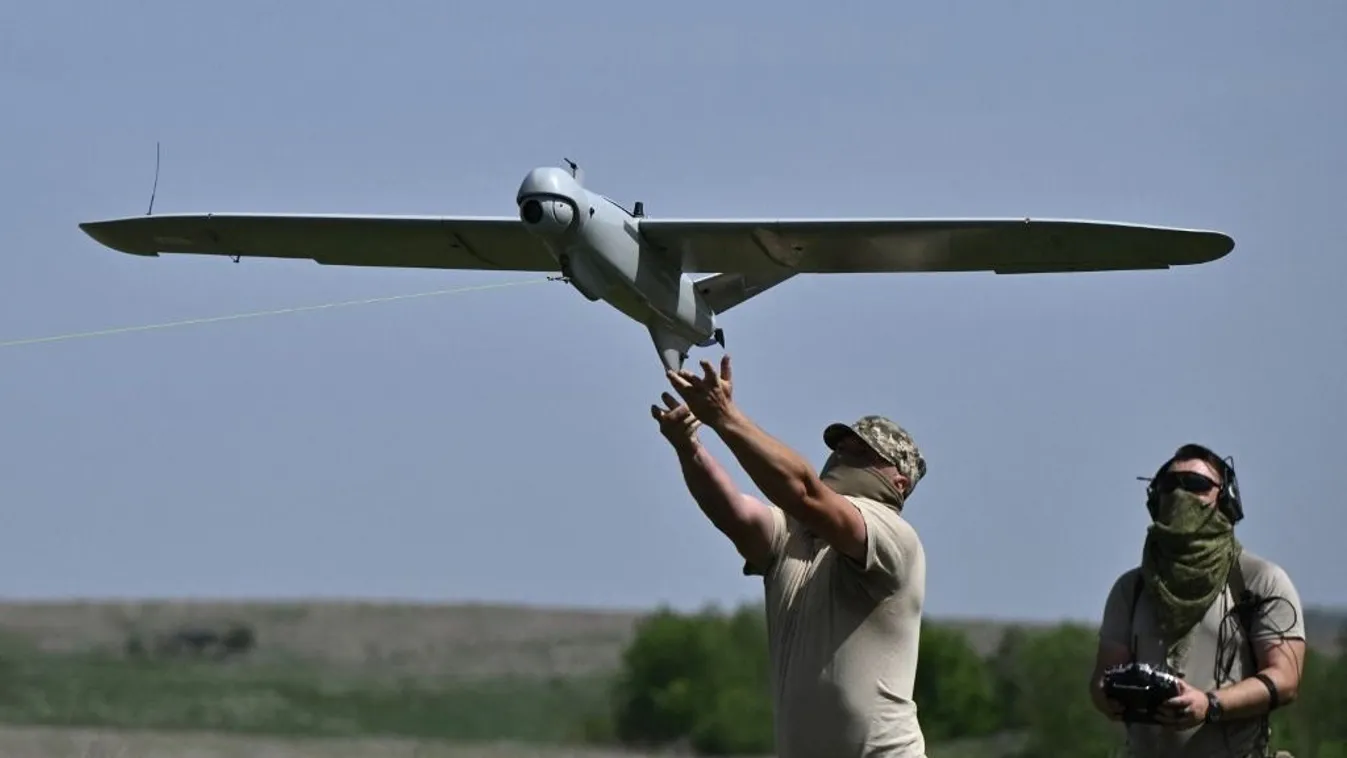 Ukrajna, háború, Az ukrán 22. dandár katonái elindítanak egy Leleka felderítő drónt Csasziv Jar közelében