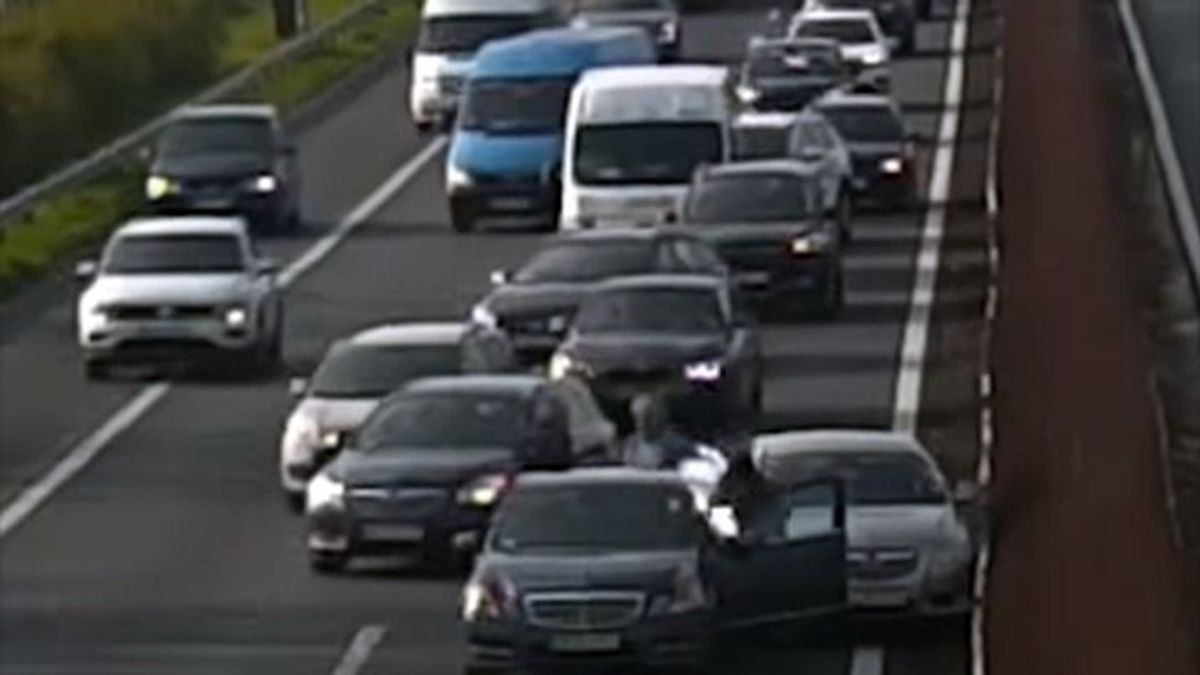 Két hajmeresztő jelenet volt az előjáték, aztán egymás után törtek az autók az M1-esen - videó