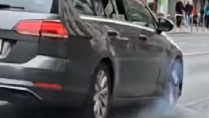 Gumi nélkül, a felnin kocsikázva szántotta fel az aszfaltot egy autós a Rákóczi úton - videó