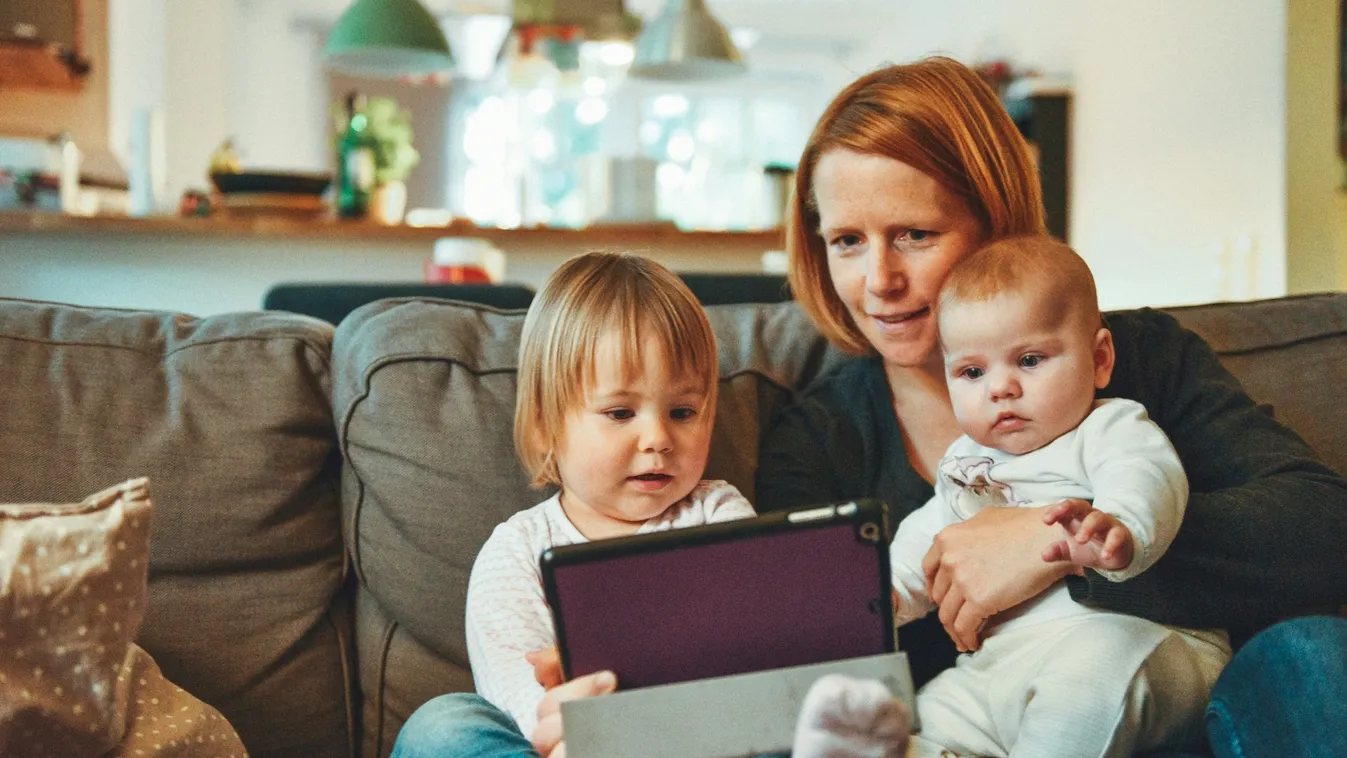 gyermek gyerekek baba anya szülő tablet táblagép