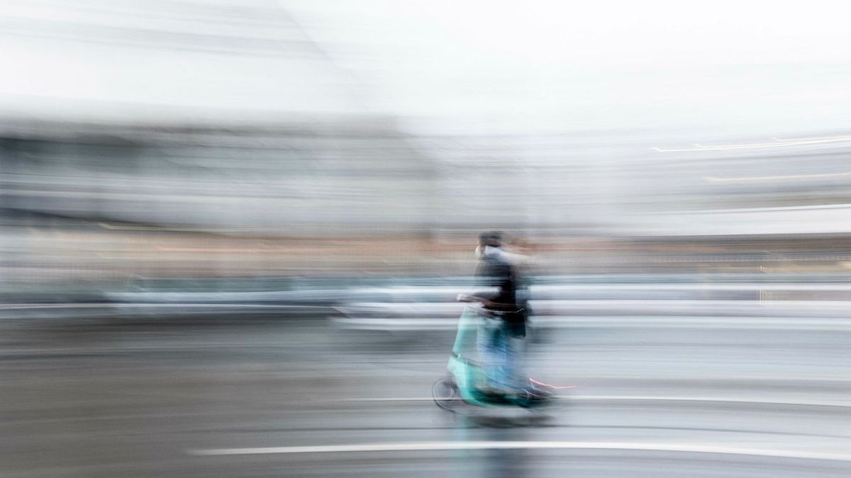 Meghalt egy 13 éves lány, elektromos rollerével ütközött egy autóval