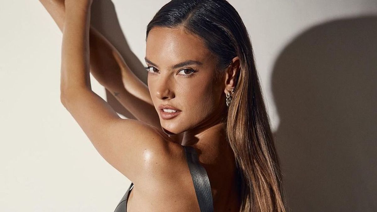 Teljesen meztelen újabb képén Alessandra Ambrosio