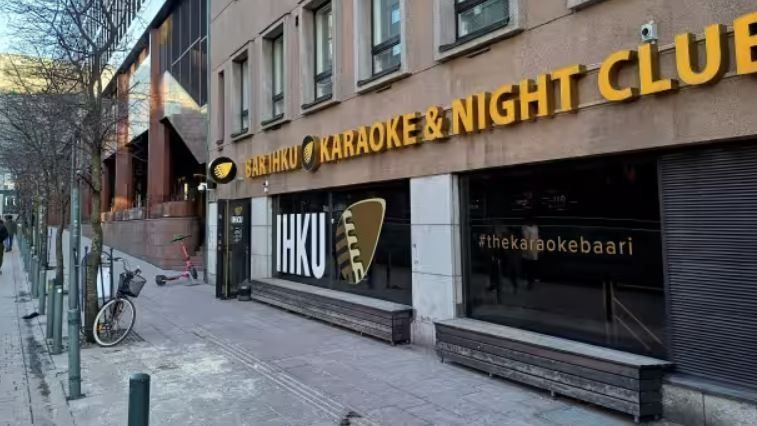 Elsütött egy lőfegyvert egy éjszakai bár előtt az utcán Helsinkiben.