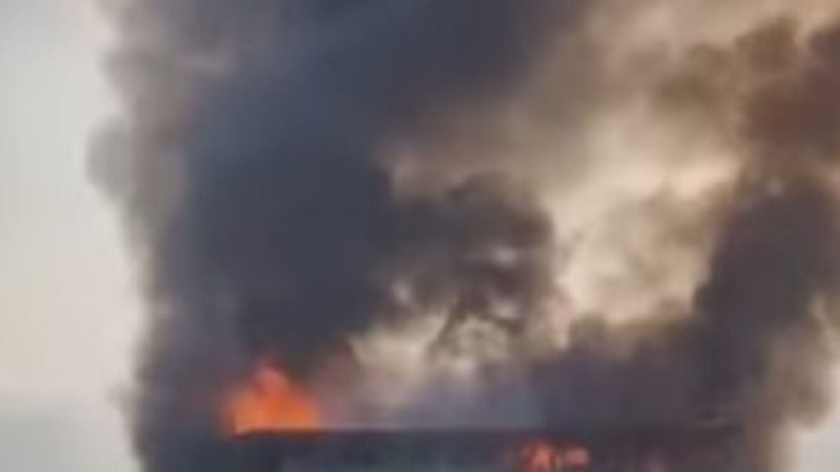 Tengerbe ugrottak az utasok egy lángoló komphajóról Thaiföldön  - videó