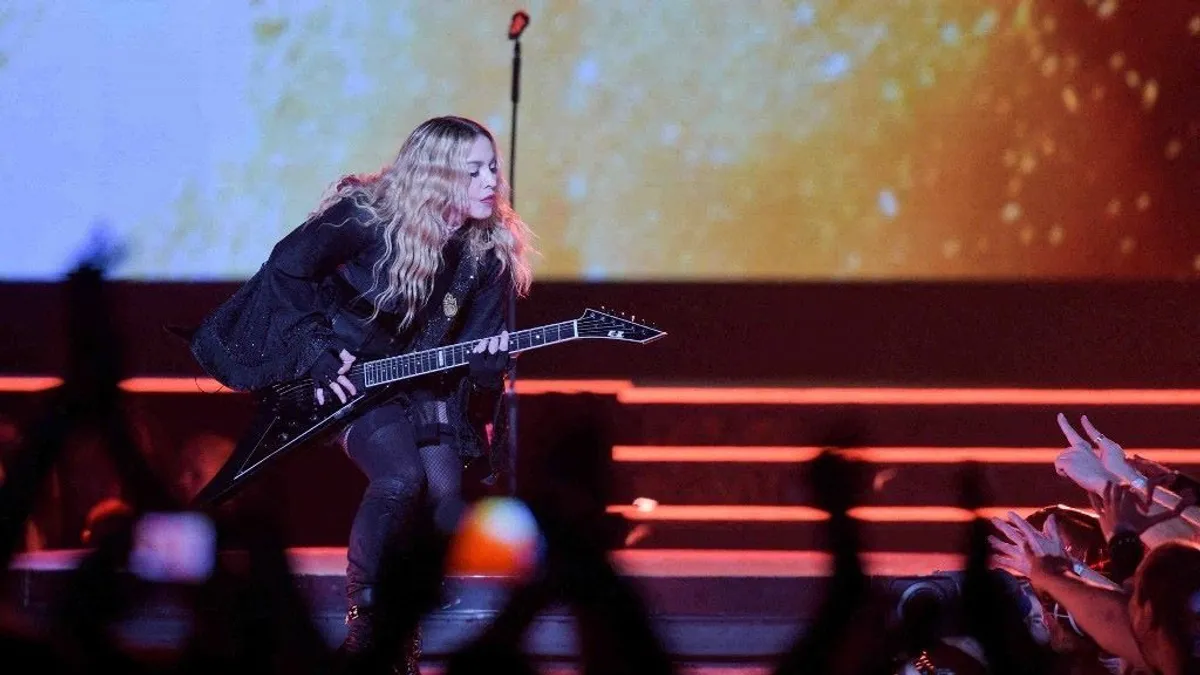 28 éves férfival ünnepli a 66. születésnapját Madonna
