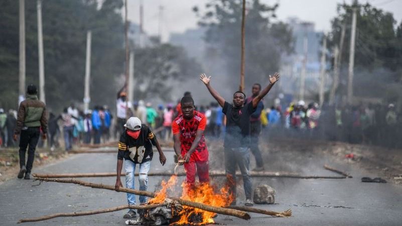 Tüntetők tüzet gyújtanak és utakat zárnak el, miközben az adóemelések ellen tiltakoznak a kenyai Nairobiban.