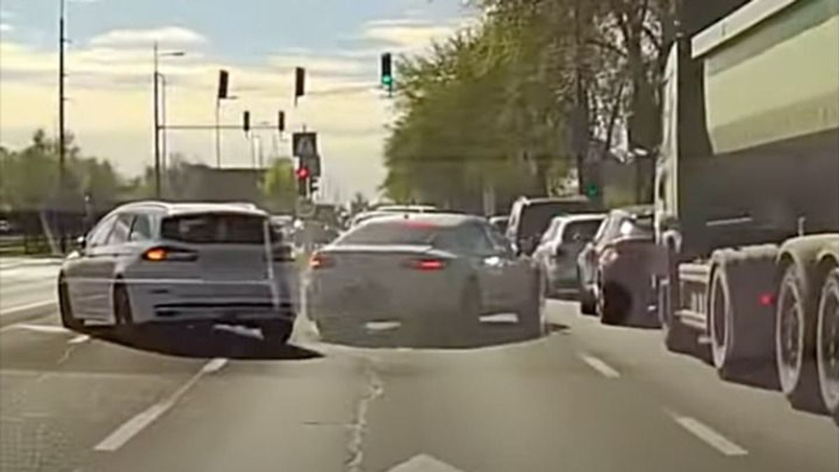 Forgalomtól elzárt területen előzött, aztán simán letarolta a pirosnál álló autót - videó