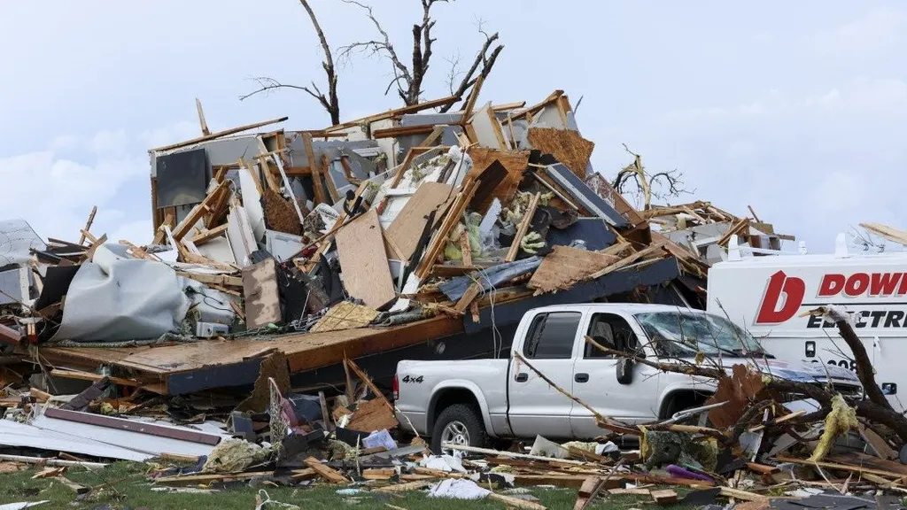 Többtucatnyi tornádó pusztított pénteken az Egyesült Államok középnyugati térségében, tornádóEgyesültÁllamok