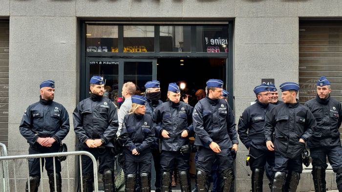 A náci Németország jutott eszébe a német bíborosnak a brüsszeli rendőrsorfalról