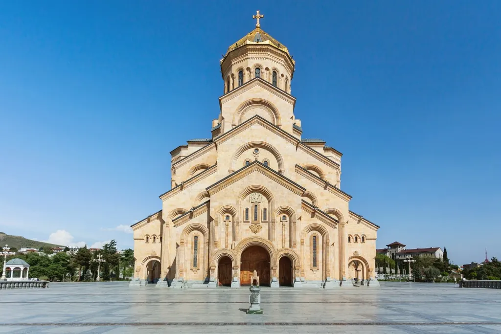Közel 10 évig épült a világ egyik legnagyobb vallási épülete, Szentháromság-székesegyház, Szentháromságszékesegyház, Tbiliszi, Georgia