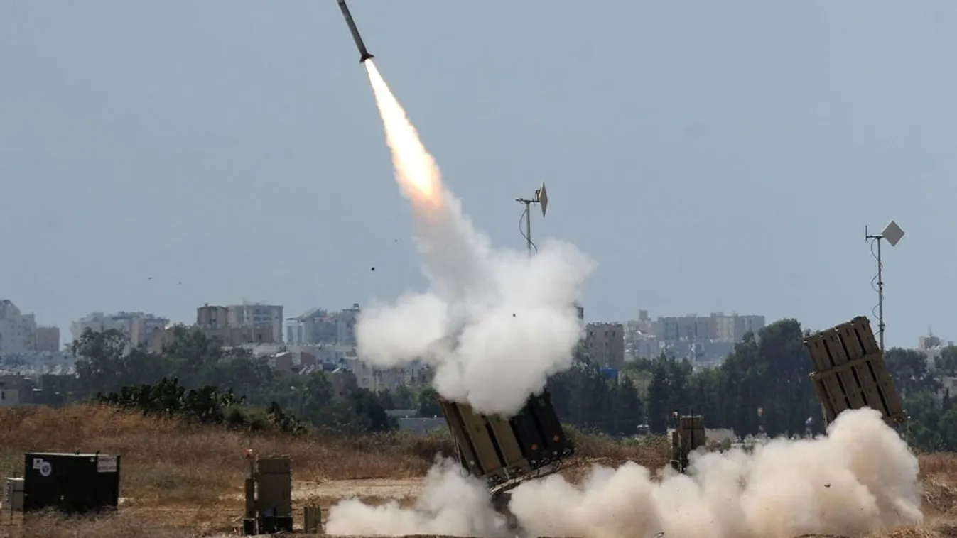 Az izraeli "Vaskupola" rakétavédelmi rendszer egy palesztin rakétát semlegesít Izrael felett. Az izraeli támadást megelőzően  a Hamász radikális palesztin szervezet fegyveresei rakétákat lőttek ki dél-izraeli területekre.
