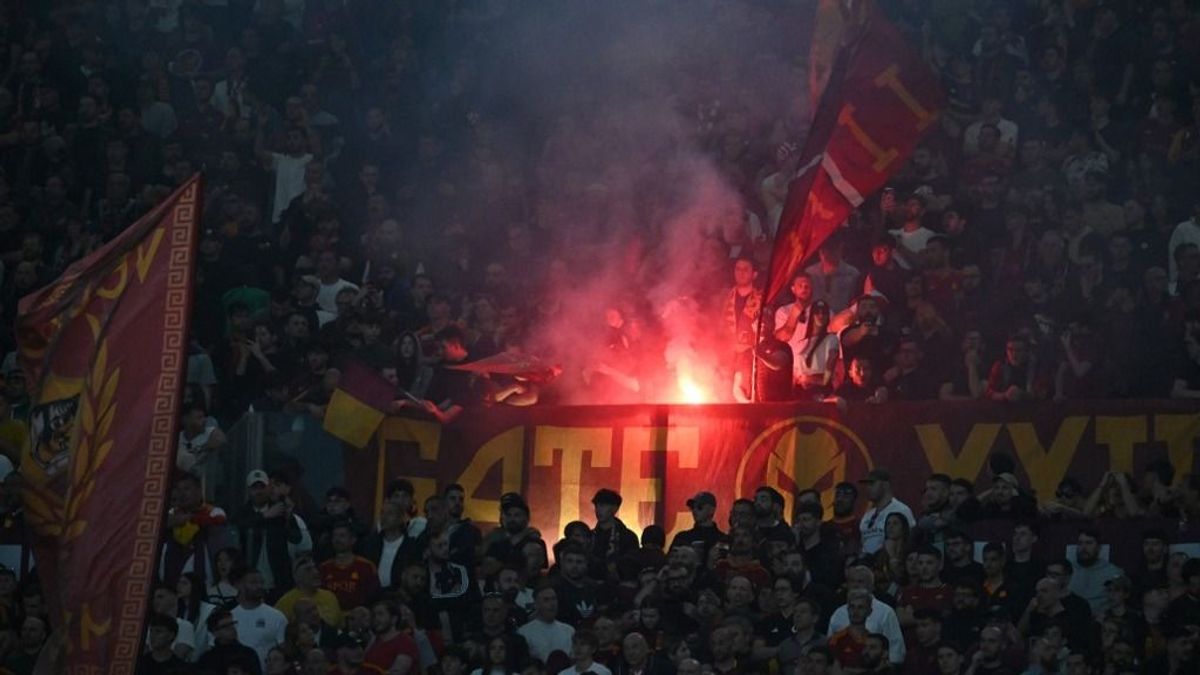 Botrányos tömegverekedés tört ki a szurkolók között a Roma-Lazio rangadón - videó