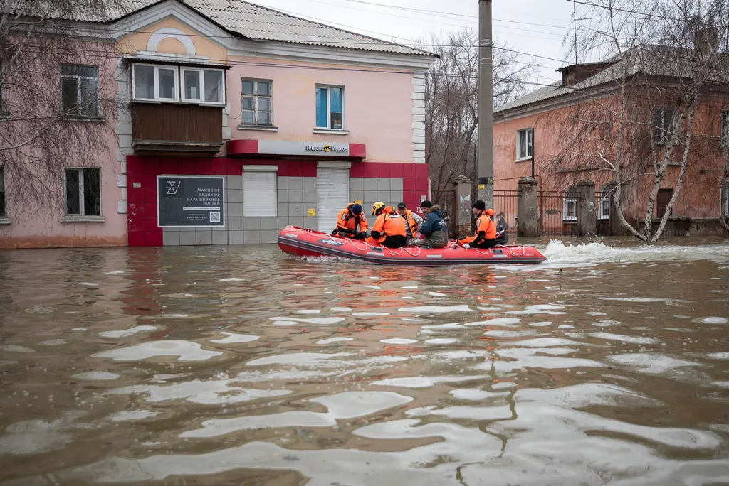 Árvíz Oroszországban: szükségállapotot vezettek be Kurgan megyében, árvízoroszországban, 2024.04.09.