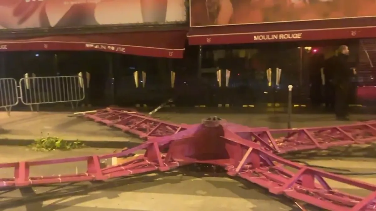 Leszakadtak a világhírű Moulin Rouge szélmalmának darabjai
