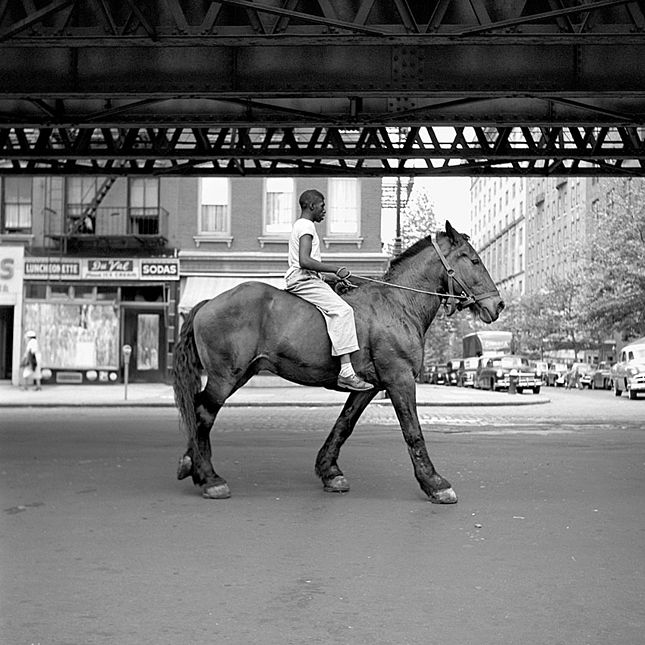 Fotó: Vivian Maier: New York, NY, August 11, 1954.