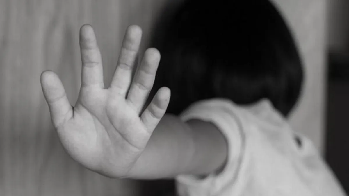 Egy fiatal pedofil férfi csalt ki több kislánytól meztelen képeket Pécsen
