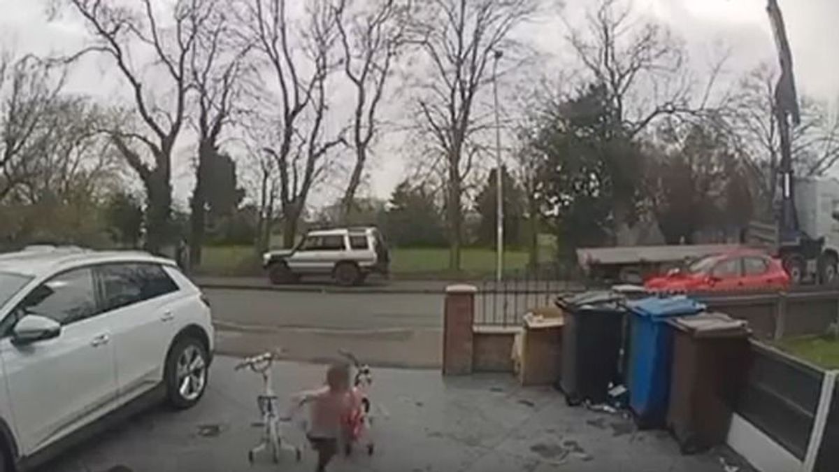Megjött a darus teherautó, hogy beemeljen egy konténert, hamarosan mindenki futott az életéért - videó