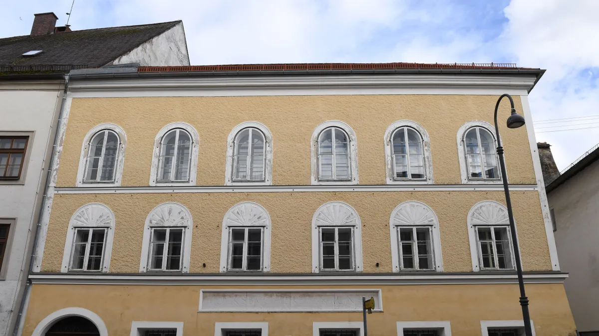 Hitler születésnapját ünnepelte több ember a náci diktátor szülőházánál