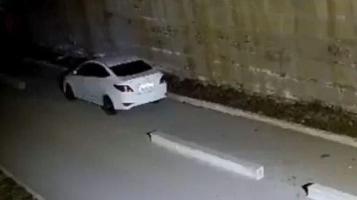 Leparkolt egy fal mellé, ebből a videóból megtudta, miért lett reggelre palacsinta a kocsijából