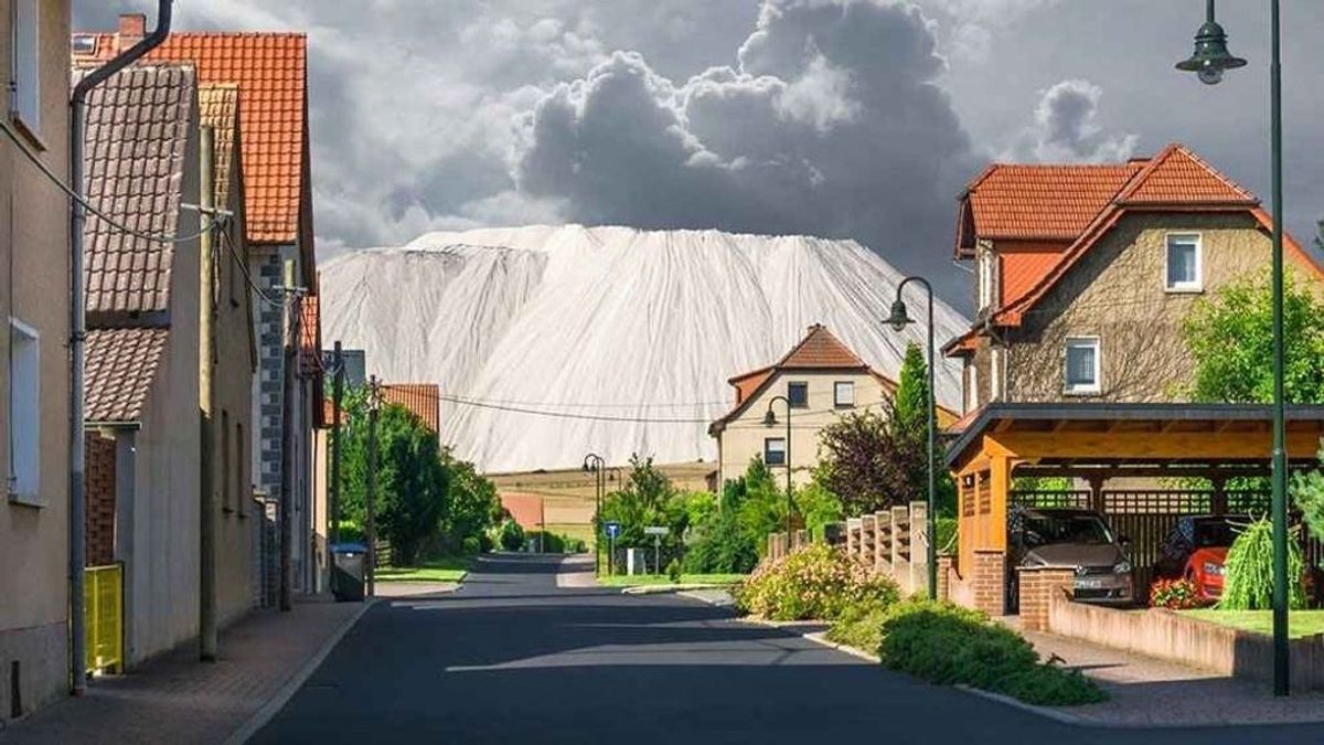 Egyre csak nő a fehér hegy, amely egy német falu fölé magasodik - képek