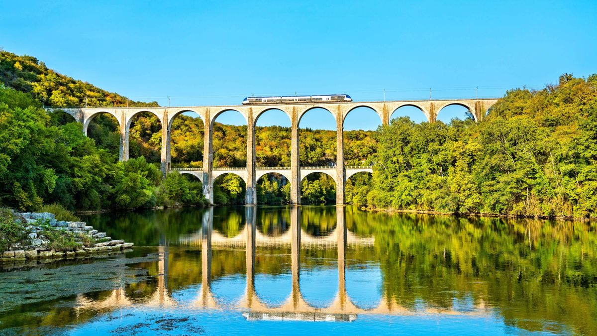 Elképesztő látvány a 73 méter magas, boltíves francia Cize-Bolozon viadukt