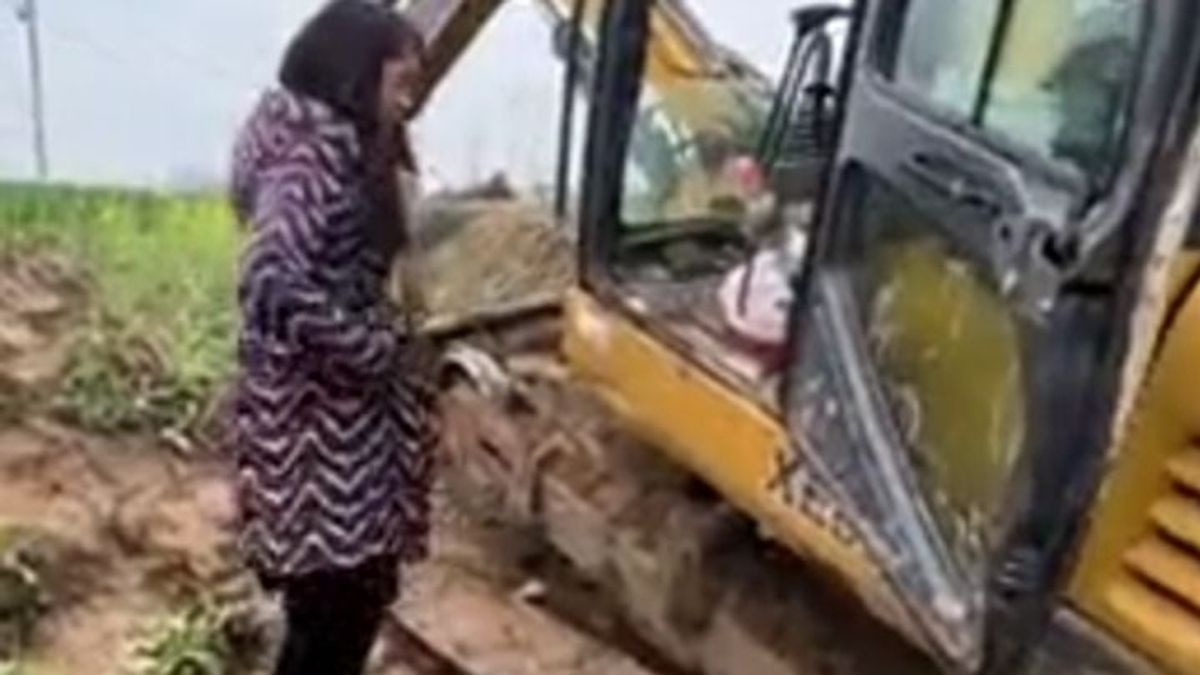 Elakadt a markoló, erre jött egy nő és úgy rendet rakott, hogy mindenki csak pislogott - videó