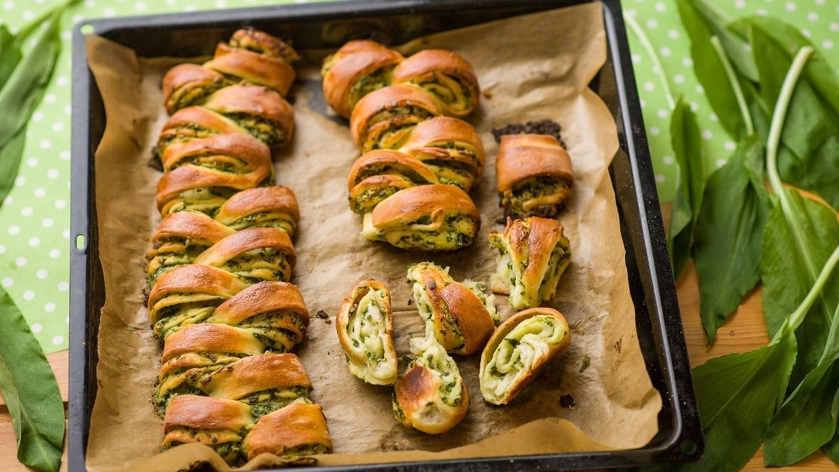 Így készül az egyik legnagyobb szezonális kedvenc, a medvehagymás-krémsajtos fonat