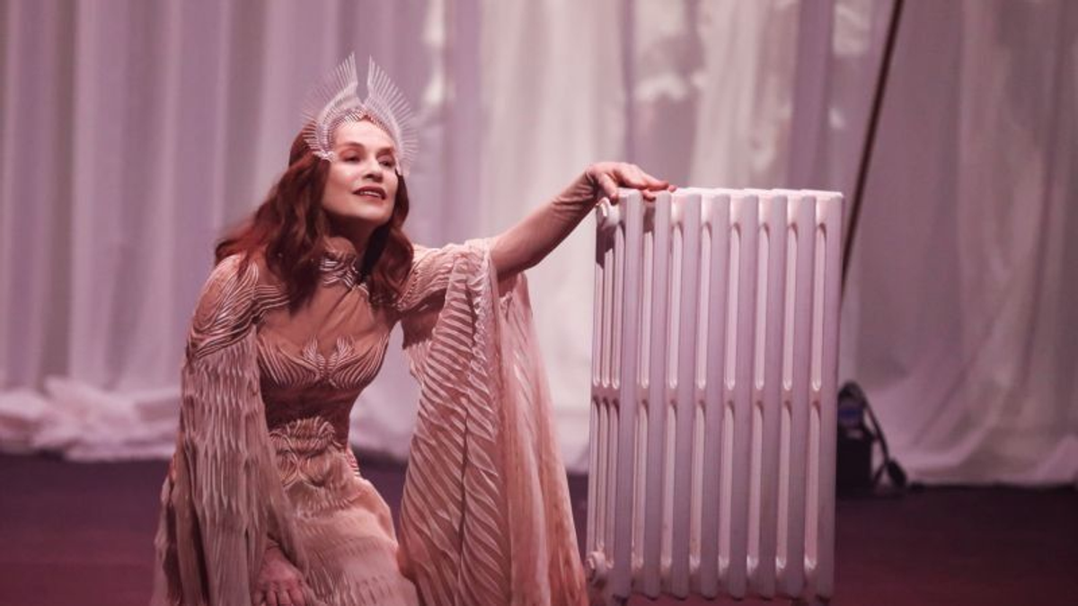 Elege lett a nézőknek a 12 meztelen férfiből, óriási botrány Isabelle Huppert előadása közben