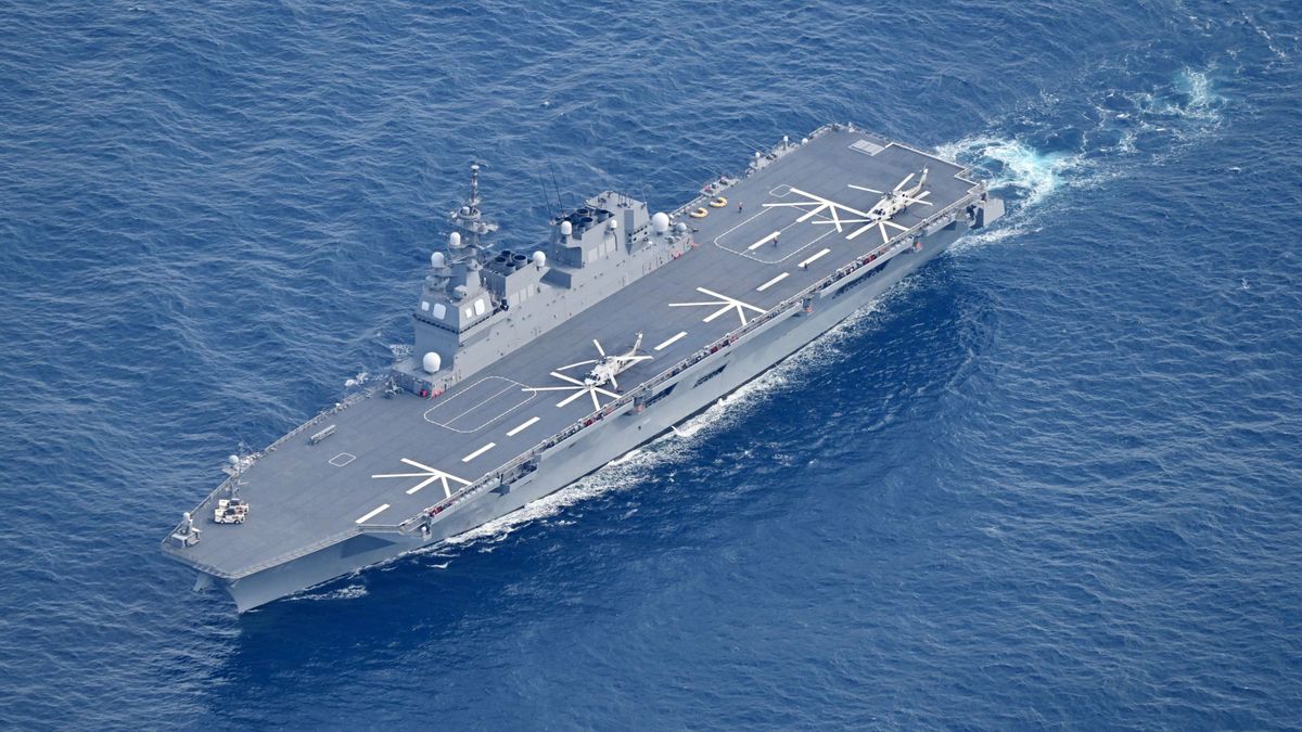 Hajóval keresik a lezuhant japán katonai helikopterek legénységét