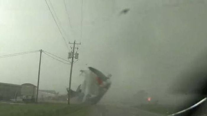 Megrázó felvétel: hajszálon múlt egy viharvadász élete Iowa államban - videó