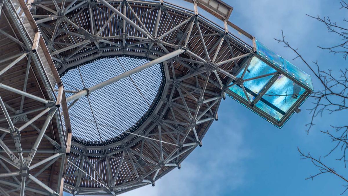 850 méteres kanyargó sétány vezet ennek a lengyel üvegkilátónak a tetejére