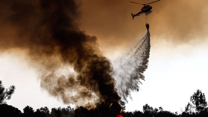 Megfékezhetetlen tűz tombol egy miami autópálya mellett - videó