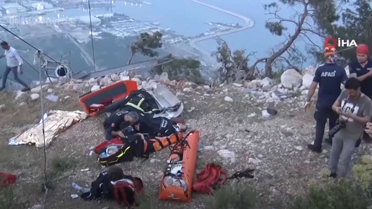 Halálos felvonóbaleset: a mélybe zuhantak az emberek