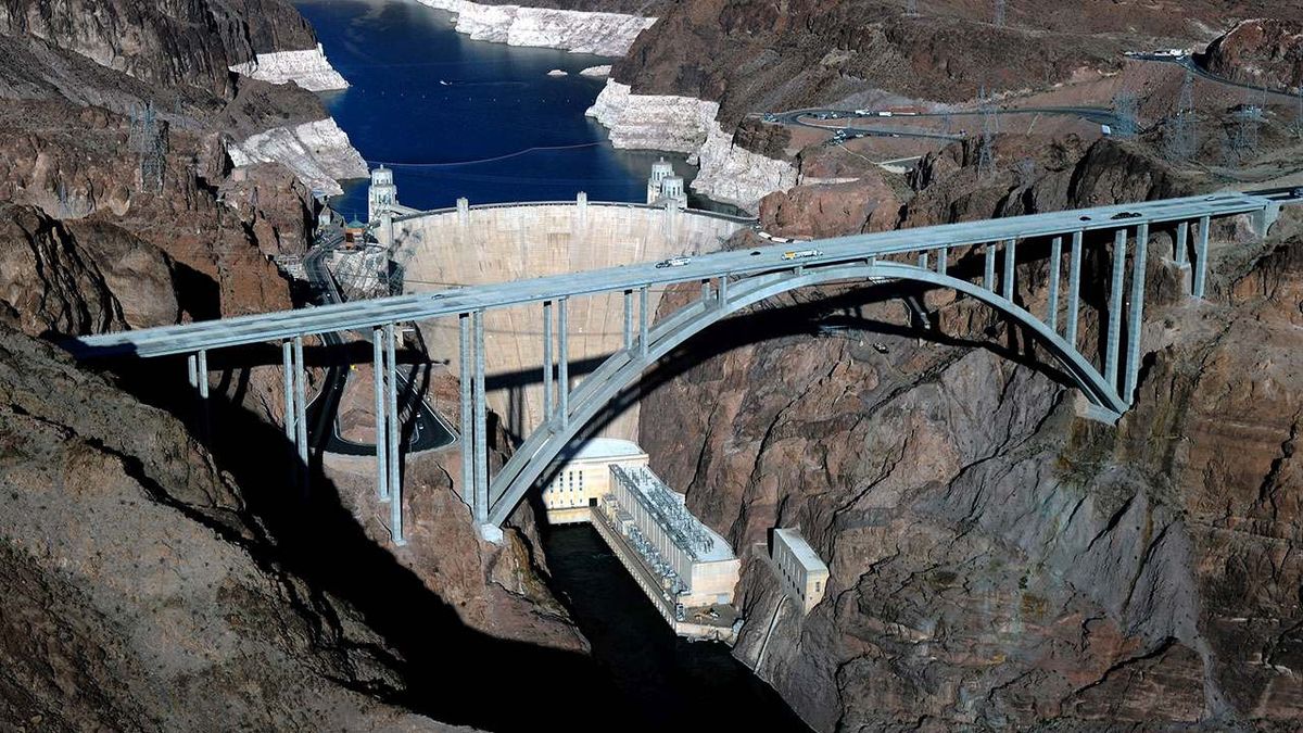 Grandiózus, 270 méteres mélység felett átívelő híd, a nevadai Hoover-gát mellett