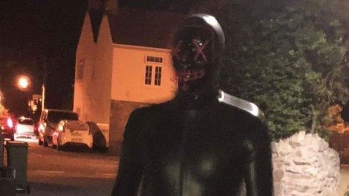Latexruhába öltözött emberek tartják rettegésben az angliai nőket - fotó
